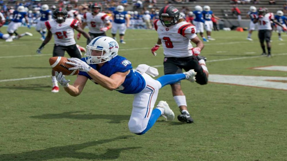 澳门新普京注册 Football player catching a football during a game